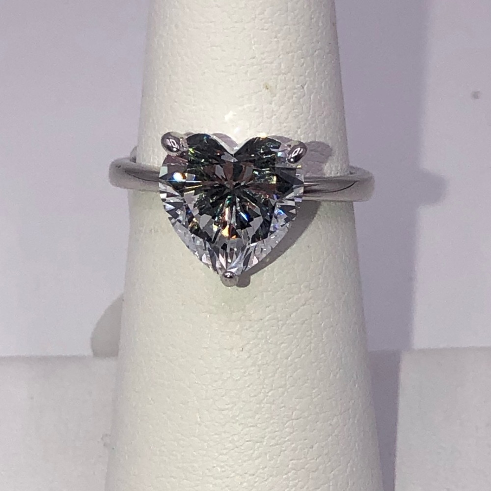 18k 4ct Heart Ring - Picture 6 of 14